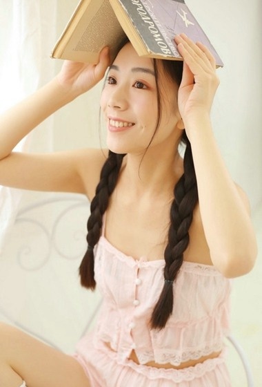 日本美女丝袜短裙乳图的海报图片